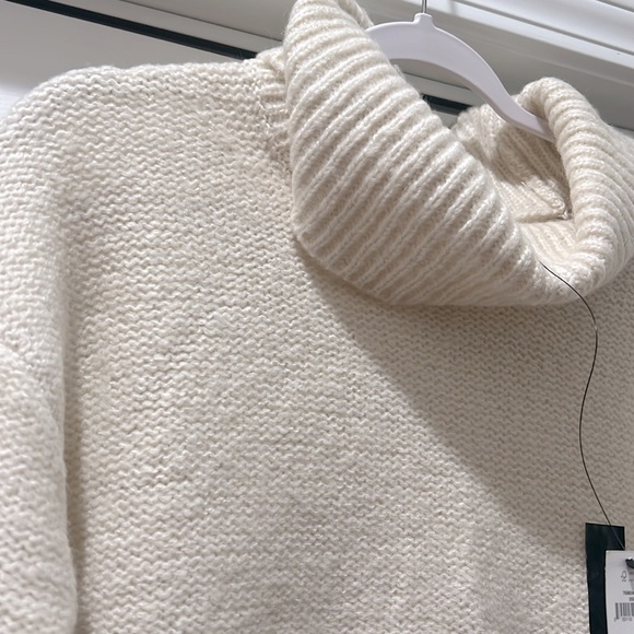 Banana Republic ladies turtleneck sweater - Picture 3 of 4